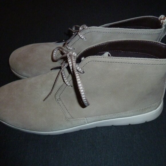 Ugg Mens Freamon Waterproof Chukka Boot. Taupe (tan/gray) color. Excellent used - Picture 3 of 14